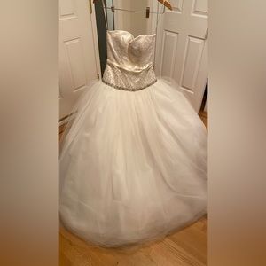 Edgardo Bonilla - wedding dress. Beautiful beaded details. Perfect!